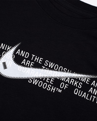 T-shirt corta Nike SportsWear con Swoosh