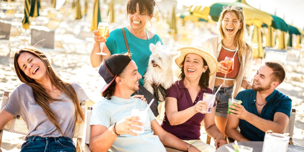 Como se vestir para o bar da praia neste verão de 2025?