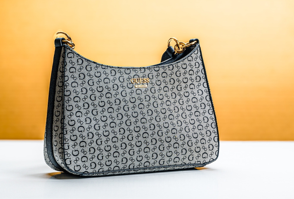 Per la festa della mamma, regalale un tocco di stile: sorprendila con una borsa Guess